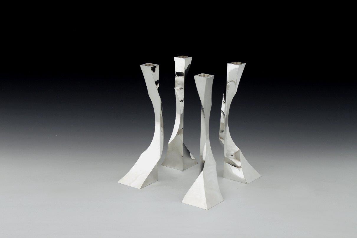 Zilveren kandelaars Fourfold vierkant, ontworpen en uitgevoerd door de zilversmid Wouter van Baalen, Amsterdam 2009