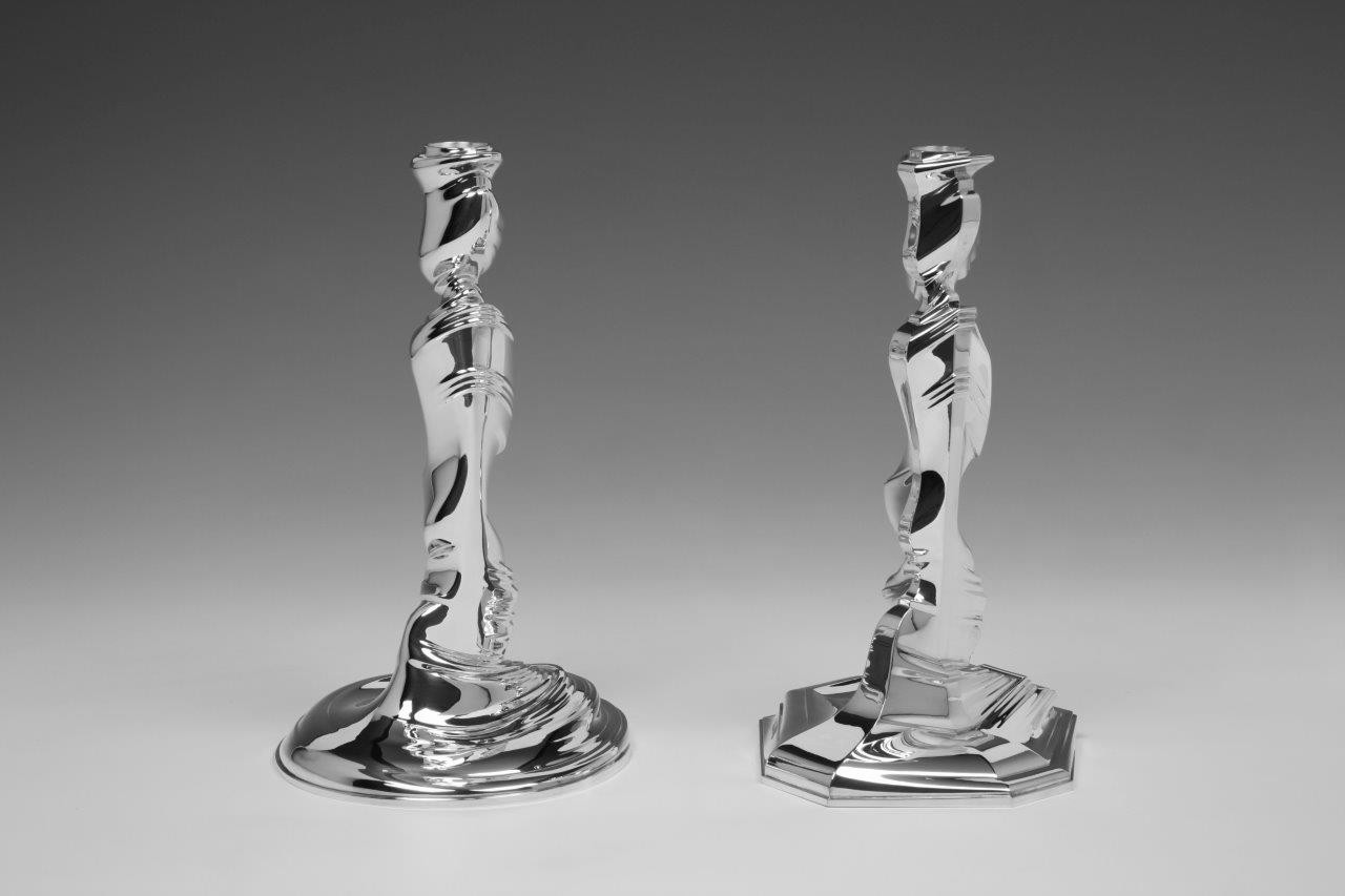 Twee zilveren kandelaars Style Mix ontworpen en uitgevoerd door de zilversmid Wouter van Baalen, Amsterdam 2020